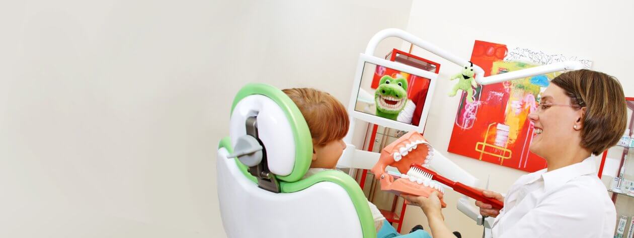 Kinderzahnmedizin Wie der Zahnarztbesuch zum Kinderspiel wird.
